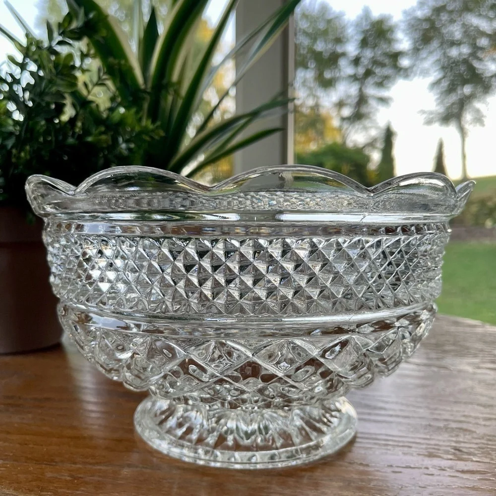 VINTAGE, ANCHOR HOCKING,10” WEXFORD GLASS BOWL WITH SCALLOPED RIM.10”W X 5 7/8”H